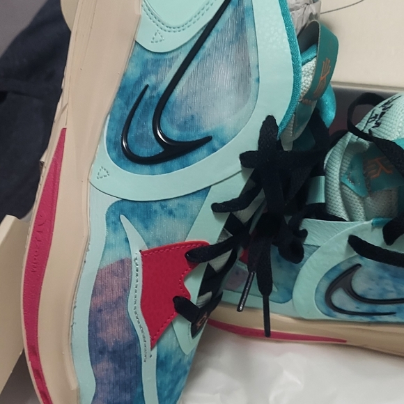 Kevin Durant XIV...Kylie Low 5 - Picture 4 of 8